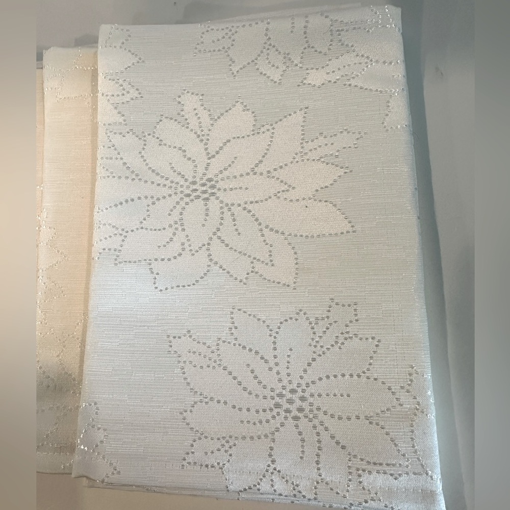 Set of 14 Elegant Napkins (Cream and Silver)